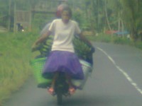 Biar irit ongkos naik ojek sekali jalan sampai menghiraukan keselamatanya sendiri (Foto Agus).