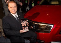 Executive Chief Engineer Cadillac Dave Leone menerima trofi mobil terbaik di pameran North American International Auto Show di Detroit, MIchigan. (dok General Motors)