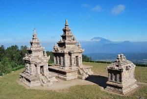 Seru! Berkuda Menyusuri Kompleks Candi Gedong Songo