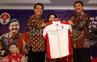 Menpora baru Roy Suryo (kiri), mendapatkan seragam dinas Kemenpora dari mantan Menpora Andi Alifian Mallarangeng (kanan), saat acara pisah sambut di Wisma Menpora, Jakarta.