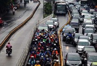Para bikers dan mobil pribadi sekan tak peduli di Koridor VI (Ragunan-Dukuh Atas), di kawasan Mampang, Jakarta.
