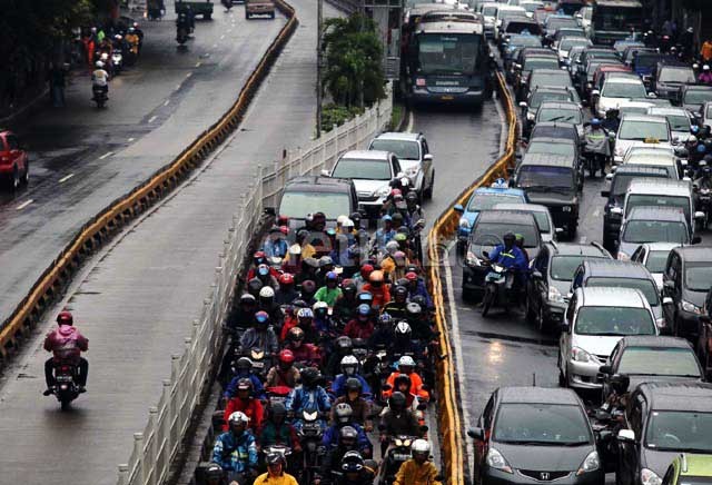 Separator Bus Way Ditinggikan, Tetap Diterobos