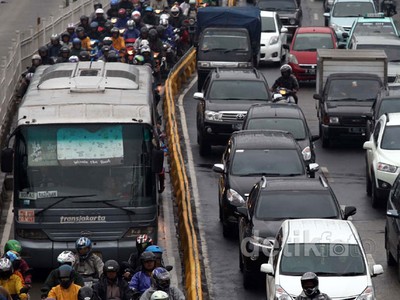 Separator Bus Way Ditinggikan, Tetap Diterobos