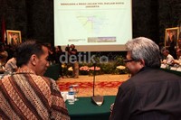 Wakil Menteri Pekerjaan Umum (PU) Hermanto Dardak berdiskusi dengan Gubernur DKI Joko Widodo.