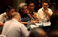 Wakil Menteri Pekerjaan Umum (PU) Hermanto Dardak  menyampaikan pandangannya.