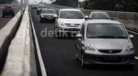 Kendaraan melewati jalan layang non tol Antasasari- Blok M, di kawasan Blok M, Jakarta Selatan, Selasa (15/1).