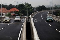 Hanya kendaraan roda empat yang melintas saat uji coba ini.