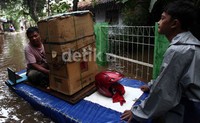 Diperkirakan ketinggian air akan terus bertambah sore nanti akibat kiriman dari bogor.