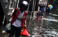 Air setinggi betis hingga sepinggang orang dewasa ini merendam kawasan tersebut sejak pagi dini hari.     