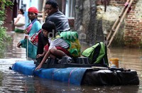 Banjir yang menerjang Cawang Pulo sejak pagi memaksa warga untuk mengunakan rakit untuk berangkat beraktifitas.