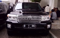 Jokowi tiba di kantornya, Balaikota DKI Jakarta, Jalan Medan Merdeka Selatan, Jakarta Pusat, sekitar pukul 08.30 WIB. Jokowi menumpang mobil Toyota Land Cruiser dengan nopol B 1 DKI. Penggunaan nopol ini merupakan yang pertama kalinya terjadi selama Jokowi menjabat sebagai Gubernur DKI Jakarta.