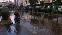 Banjir ini terjadi tepat di depan Ruko Mutiara Taman Palem, Jalan Lingkar Luar Kamal Raya, Cengkareng, Jakarta.