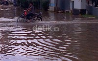 Banjir yang menggenangi ruko Mutiara Taman Palem, Cengkareng ini terjadi sejak tadi malam bahkan sempat masuk ke depan pintu ruko.