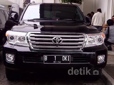 Jokowi Ngantor dengan Mobil B 1 DKI