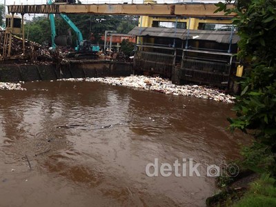 Ketinggian Air di Pintu Air Manggarai Meningkat