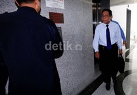 Pria berkemeja putih itu bergegas meninggalkan Kantor Komisi Yudisial (KY).