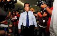 Daming memberikan keterangan kepada wartawan yang menunggunya.
