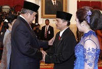 Presiden SBY memberikan ucapan selamat kepada Roy Suryo. Setpres.