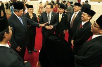 Presiden SBY berbincang dengan Roy Suryo seusai pelantikan. Setpres.
