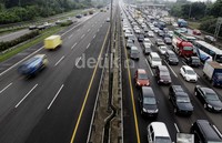 Arus kendaraan macet kurang lebih 5 km di Tol Jagorawi sejak pagi sedangkan ke arah Bogor lancar.     