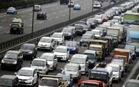     Kendaraan yang didominasi mobil pribadi memenuhi ruas jalan Tol Jagorawi.