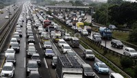 Kendraaan nampak tidak bergerak disekitar pintu tol Kampung Rambutan, Jakarta Timur.     