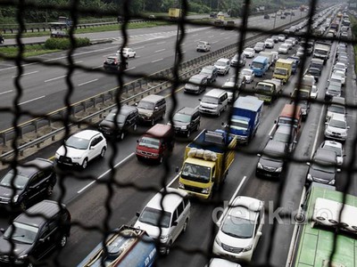 Terbelenggu Macet di Tol Jagorawi