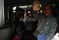 Mahyudin meninggalkan gedung KPK setelah diperiksa selama 2 jam. Ramses/detikFoto.