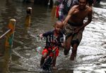 Bermain Sepeda di Saat Banjir