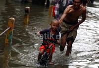 Hati-hati ya, nanti jatuh di jembatan.