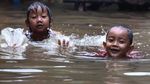Bermain Sepeda di Saat Banjir