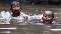 Yang lainnya asyik menceburkan diri di genangan air.