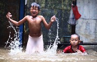     Mereka tampak ceria.