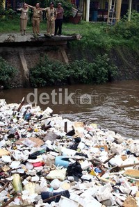 Tampak petugas dari Pemda DKI melakukan pemantauan di pintu air Manggarai. Status pintu air Manggarai akan ditingkatkan menjadi siaga 2 bila ketinggian air telah mencapai 850 cm.