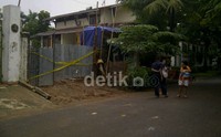 Dua orang tewas tersebut ialah mandor dari proyek pembangunan Gunarto (40) dan anak buahnya Benjot (35). Petugas pemadam berhasil menemukan jasad mereka setelah 3 jam kejadian berlangsung. Mulya Nurbilkis/detikcom.