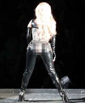 Brekkk! Celana Robek, Bokong Lady Gaga Nongol di Panggung