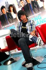 Gaya Casual Abimana Aryasatya