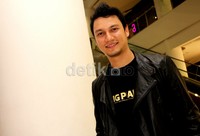 Tian hadir dibalut jaket kulit hitam. Mauludi/detikHOT.