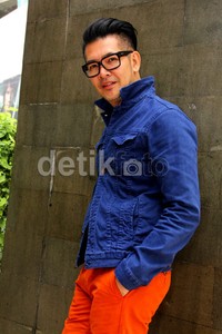     Dengan mengenakan kemeja biru dan celana oranye, Ferry Salim tampak fresh. Mauludi/detikHOT.