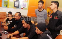 Ini bukan konser pertama kalinya untuk kami di Esplanade, sebelumnya juga sold out. Disana kita punya penggemar yang banyak makanya kita tak pernah ragu penontonnya sepi, ucap Pasha. Gusmun/detikHOT.