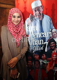 Istri Hanung itu tampak semakin cantik.