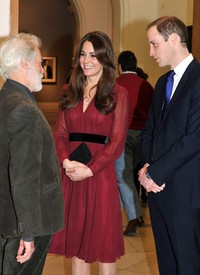 Istri dari Pangeran William itu terlihat cantik dengan balutan dress merah. AFP PHOTO/POOL/John Stillwell.