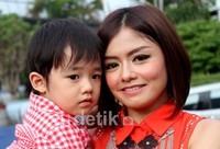Tika dan buah hati. Gusmun/detikHOT.