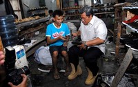 Ahmad Heryawan mengunjungi sentra kerajinan sepatu di Cibaduyut, Jawa Barat. (Dendy).