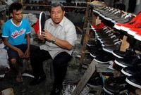 Ahmad Heryawan melihat-lihat sepatu yang siap untuk dijual. (Dendy).