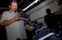 Ahmad Heryawan mengatakan bahwa provinsi Jawa Barat sangat peduli dengan keberadaan kerajinan sepatu Cibaduyut. (Dendy).