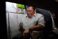 Ahmad Heryawan mencoba mengelem salah satu sepatu. (Dendy).