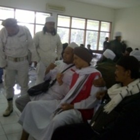 4 Saksi Perusakan Masjid Ahmadiyah Masuk Ruang Sidang Lewat Belakang