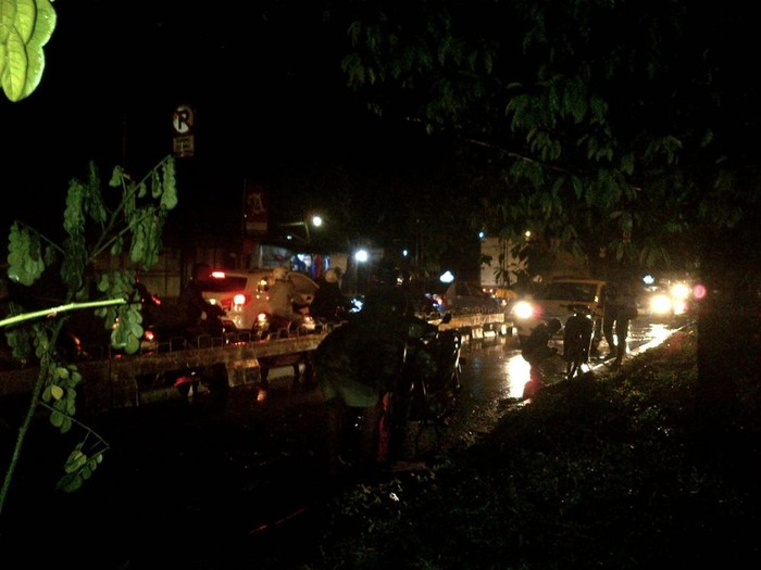 Banyak Motor Mogok di Daan Mogot, Bengkel Dadakan Bermunculan