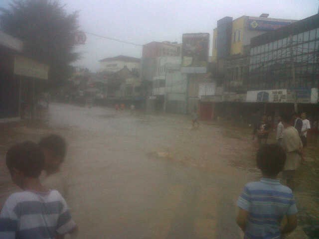 Jalur Kampung Melayu-Matraman Terputus Akibat Banjir